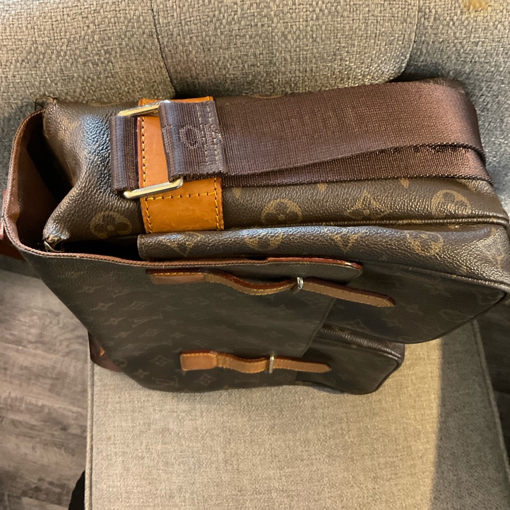 Louis Vuitton Monogram Canvas Messenger Bag - Picture 4 of 7